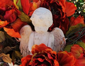 Grave_Decor_Angel_With_Red_Rose_Flowers